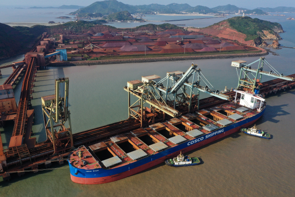 参与宝钢马迹山原料码头建设 。